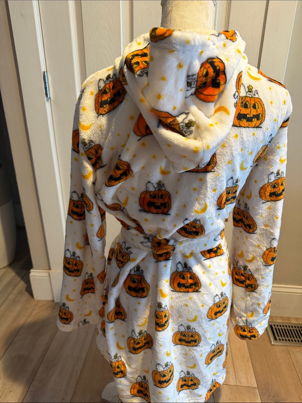 Peanuts White & Orange Pumpkin Hooded Plush Robe BNWOT - Picture 4 of 7